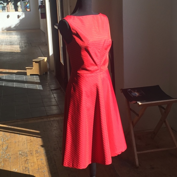 Isaac Mizrahi Dresses & Skirts - Two-tone red and burgundy Isaac Mizrahi retro inspired dress